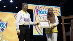 Renita Ardiyanti, saat dapatkan penghargaan sebagai Motivator UMKM. (dadang)