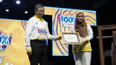 Renita Ardiyanti, saat dapatkan penghargaan sebagai Motivator UMKM. (dadang)