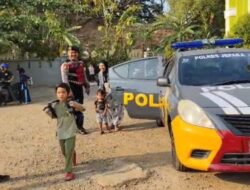 Wujud Nyata Peduli Warga, Polisi Jepara Hadir Membantu Ibu Mengantar Sekolah