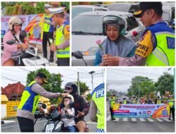 Hari ke-2 Giat Ops Keselamatan Candi 2025, Polres Jepara Bagikan Coklat Dan Bunga Kepada Pengendara Taat Lalu Lintas