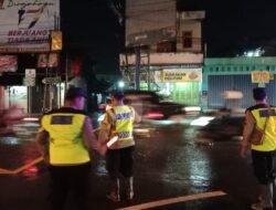 Polsek Kalinyamatan Bersama Satlantas Polres Jepara Sigap Kendalikan Kemacetan Arus Lalu Lintas Akibat Banjir