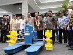 Dorong Produktivitas Nila Salin, Bupati Pati Serahkan 74 Kincir Air Bantuan CSR Bank Jateng