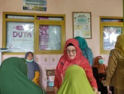 Atik Sudarwati Tinjau Layanan Dokter Spesialis Keliling di Desa Slungkep