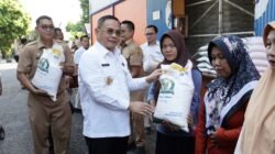 Bupati Pati Serahkan Bantuan Beras Cadangan Pemerintah kepada Warga Kurang Mampu