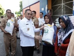 Bupati Pati Serahkan Bantuan Beras Cadangan Pemerintah kepada Warga Kurang Mampu