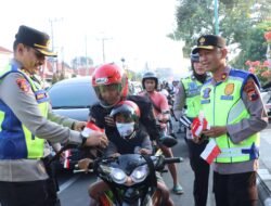 Bangkitkan Semangat Nasionalisme Jelang HUT RI ke-80, Kapolres Jepara Bagikan Bendera Merah Putih kepada Masyarakat