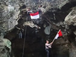 Polres Blora Kibarkan Merah Putih di Tebing Gua Terawang, Rayakan HUT RI ke-80