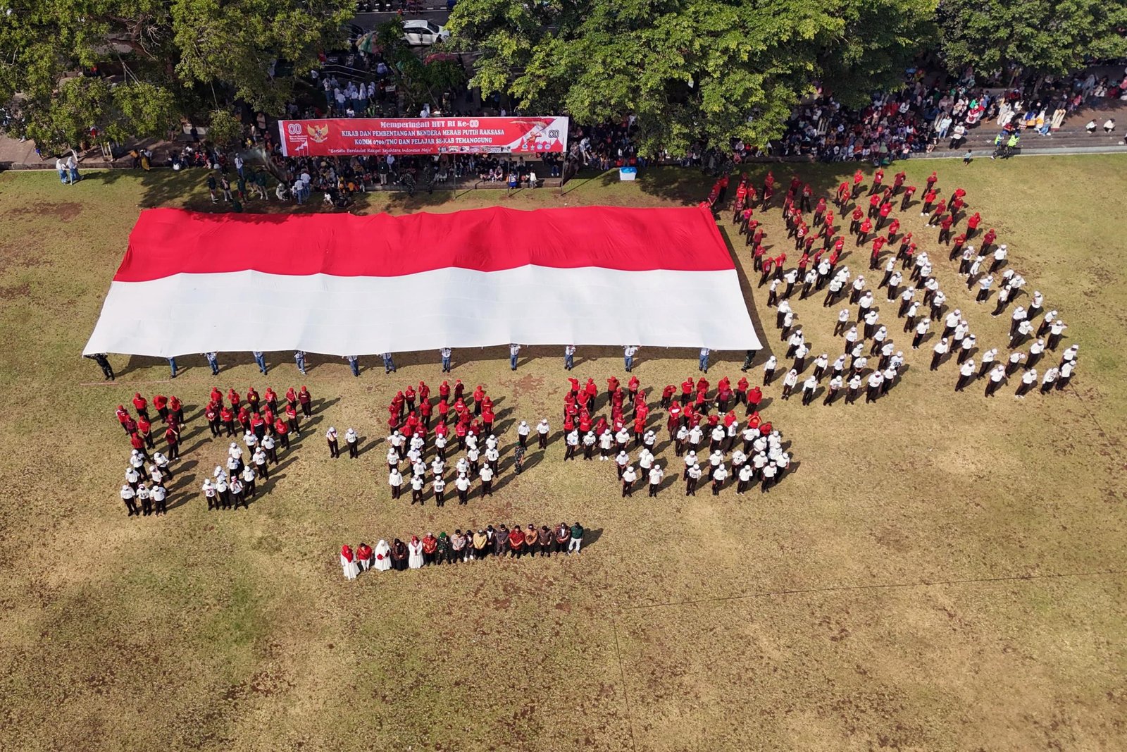Sambut HUT Ke- 80 RI, Ribuan Pelajar Temanggung Bentangkan Bendera Merah Putih Raksasa