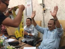 Dapat “Kalung Tolak Angin”, Anggota Pansus DPRD Pati Kaget tapi Tetap Hargai Aspirasi Warga